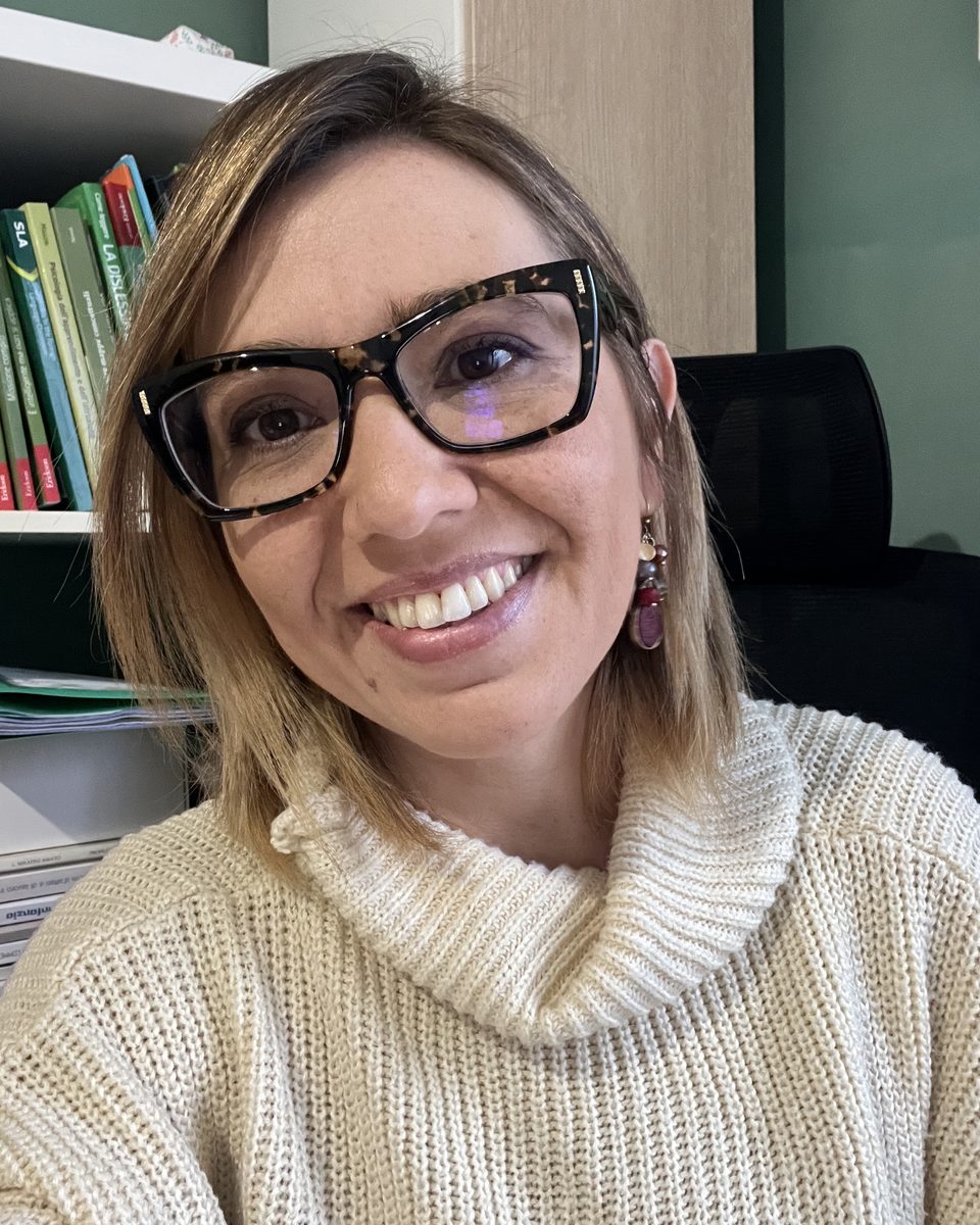 Anna Costanzino, sorridente, nel suo studio